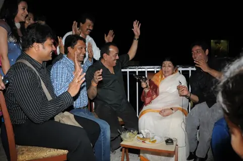 Lata Mangeshkar with CID Team