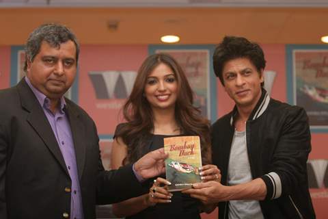 Shah Rukh Khan unveils Bombay Duck is a Fish book by Kanika Dhillon at Taj Lands End in Mumbai