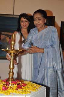 Asha Bhosle inaugration the painting Exbhition artist by Madhuri Bhaduri at Jehangir Art Gallery