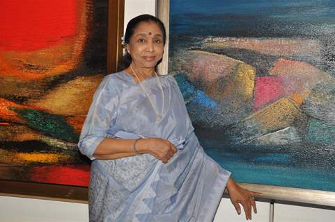 Asha Bhosle inaugration the painting Exbhition artist by Madhuri Bhaduri at Jehangir Art Gallery