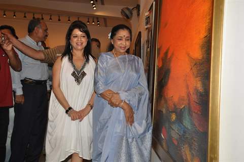 Asha Bhosle inaugration the painting Exbhition artist by Madhuri Bhaduri at Jehangir Art Gallery