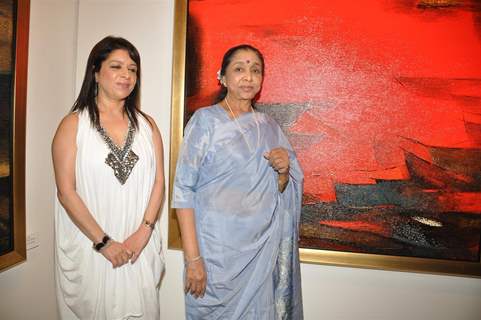 Asha Bhosle inaugration the painting Exbhition artist by Madhuri Bhaduri at Jehangir Art Gallery