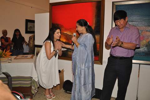 Asha Bhosle inaugration the painting Exbhition artist by Madhuri Bhaduri at Jehangir Art Gallery