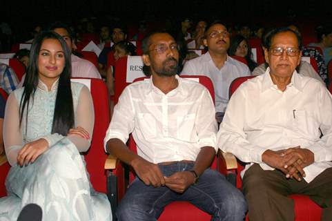 Minister of State for Information and Broadcasting Chowdhury Mohan Jatua with Sonakshi Sinha at the inauguration of the public screenings of the National Award Winning films of 2010, in New Delhi