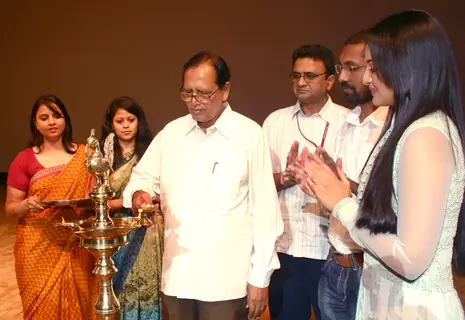 Minister of State for Information and Broadcasting Chowdhury Mohan Jatua with Sonakshi Sinha at the inauguration of the public screenings of the National Award Winning films of 2010, in New Delhi