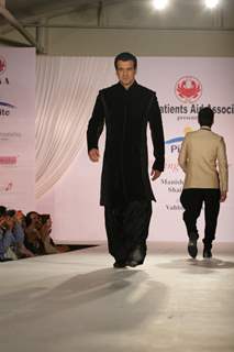 Ronit Roy walk the ramp for Shaina NC and Manish Malhotra at the Pidilite-CPAA charity fashion show