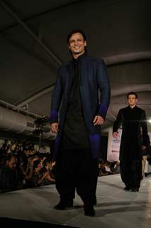 Vivek Oberoi walk the ramp for Shaina NC and Manish Malhotra at the Pidilite-CPAA charity fashion sh