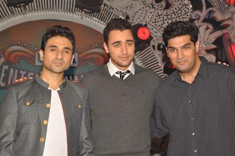 Vir Das with Imran Khan and Kunal Roy Kapoor during the promotion of film Delhi Belly on the sets of Entertainment Ke Liye Kuch Bhi Karega