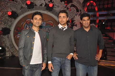 Vir Das with Imran Khan and Kunal Roy Kapoor during the promotion of film Delhi Belly on the sets of Entertainment Ke Liye Kuch Bhi Karega