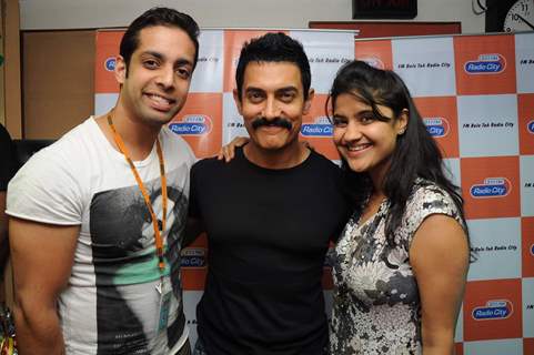 Aamir Khan visits Radio City to promote Delhy Belly. .