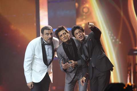 Hosts Boman and Ritesh share a few giggles with Shah Rukh at IIFA