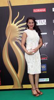 Sonakshi Sinha heats up the IIFA Awards Green carpet