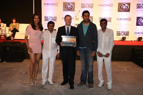 Abhishek Bachchan and Bipasha Basu Cast of the film 'Players' meet NZ's Prime Minister John Key