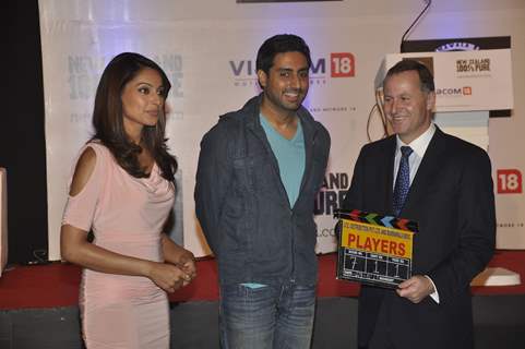 Abhishek Bachchan and Bipasha Basu Cast of the film 'Players' meet NZ's Prime Minister John Key