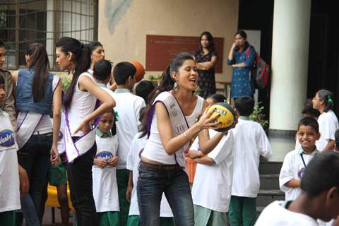 Finalists of 'I Am She 2011' visited Sunil & Mana Shetty's NGO at Bandra