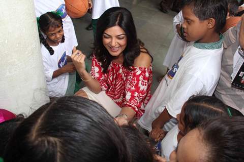 Sushmita Sen of 'I Am She 2011' visited Sunil & Mana Shetty's NGO at Bandra