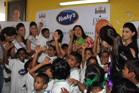 Sushmita Sen and finalists of 'I Am She 2011' visited Sunil & Mana Shetty's NGO at Bandra