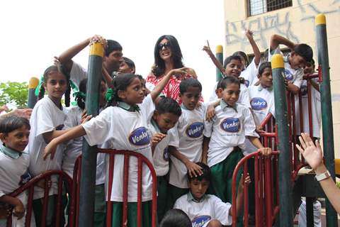 Sushmita Sen and finalists of 'I Am She 2011' visited Sunil & Mana Shetty's NGO at Bandra