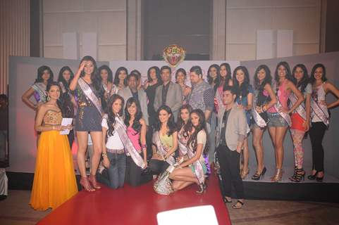 Sushmita, Manish Malhotra with models in I am She Ed Hardy fashion show at Trident