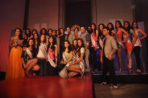 Sushmita, Manish Malhotra with models in I am She 2011 Ed Hardy fashion show at Trident