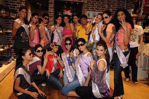 Sushmita with I am She contestants on a shopping spree at Ed Hardy showroom at Palladium