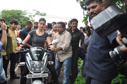 Katrina ride bike to promote her film 'Zindagi Na Milegi Dobara', Filmcity