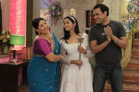A still from Sajan Re Jhoot Mat Bolo