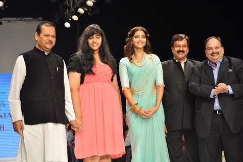 Sonam Kapoor with Rajiv Jain, Subodh Kant Sahay at inauguration of the India International Jewellery Week(IIJW) 2011 at Grand Hyatt in Kalina, Mumbai