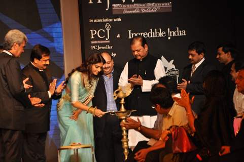 Sonam Kapoor with Rajiv Jain, Subodh Kant Sahay at inauguration of the India International Jewellery Week(IIJW) 2011 at Grand Hyatt in Kalina, Mumbai