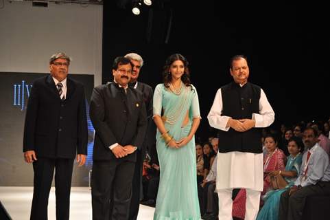 Sonam Kapoor with Rajiv Jain, Subodh Kant Sahay at inauguration of the India International Jewellery Week(IIJW) 2011 at Grand Hyatt in Kalina, Mumbai