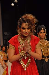 Kangna Ranaut walks the ramp for Amrapali Jewellers Show at the IIJW 2011 at Grand Hyatt in Kalina