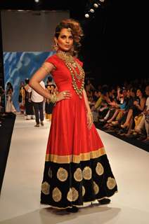 Kangna Ranaut walks the ramp for Amrapali Jewellers Show at the IIJW 2011 at Grand Hyatt in Kalina