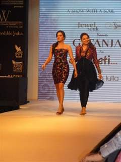 Anita Kanwal with Pooja Kanwal walk the ramp for a Social Cause at 'Jewelsouk presents Gitanjali-Bet