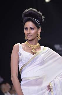 Model walks the ramp for Monica Kapur at IIJW 2011