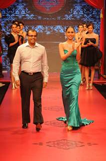 Model walks the ramp for C Krishniah Chetty & Sons at IIJW 2011