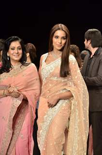 Bipasha with her mother Mamta Basu from Gitanjali Beti show in IIJW 2011