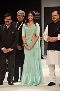 Sonam Kapoor with Rajiv Jain, Subodh Kant Sahay at inauguration of the IIJW 2011 at Grand Hyatt