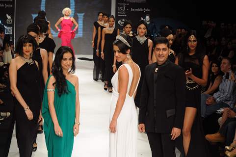 Model walks the ramp for Gehna at IIJW 2011