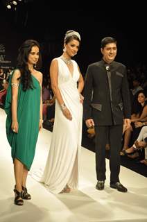 Model walks the ramp for Gehna at IIJW 2011