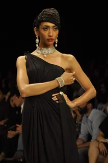 Model walks the ramp for Gehna at IIJW 2011