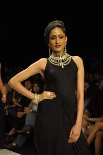 Model walks the ramp for Gehna at IIJW 2011