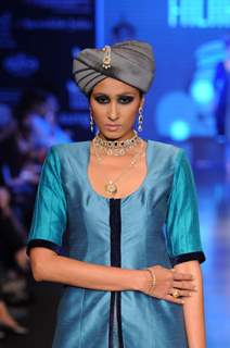 Model walks the ramp for Falakhunama Tanishq show at IIJW 2011