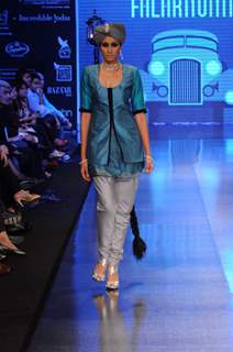 Model walks the ramp for Falakhunama Tanishq show at IIJW 2011