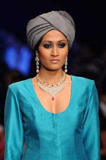 Model walks the ramp for Falakhunama Tanishq show at IIJW 2011