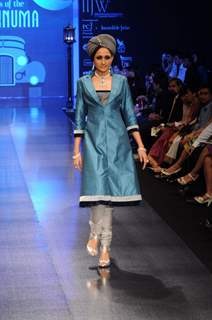 Model walks the ramp for Falakhunama Tanishq show at IIJW 2011