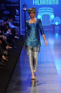 Model walks the ramp for Falakhunama Tanishq show at IIJW 2011