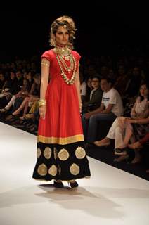 Kangna Ranaut walks the ramp for Amrapali Jewellers Show at the IIJW 2011 at Grand Hyatt in Kalina