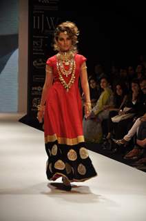 Kangna Ranaut walks the ramp for Amrapali Jewellers Show at the IIJW 2011 at Grand Hyatt in Kalina