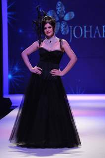 Zarine Khan walks the ramp for Johara at IIJM 2011