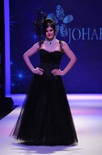 Zarine Khan walks the ramp for Johara at IIJM 2011